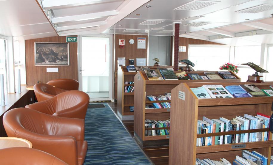 O Porto de Paranaguá recebeu, neste sábado (19), o navio de expedição National Geographic Explorer. Em viagem pela costa da América do Sul, a embarcação passou o dia atracada no terminal paranaense, chegou por volta das 5h e partirá no início da noite. A maioria dos 113 passageiros desembarcou para conhecer as belezas naturais da Serra do Mar e de Guaraqueçaba. Entre os tripulantes – 98 no total -, alguns aproveitaram para conhecer Paranaguá, enquanto outros ficaram para apresentar o navio.