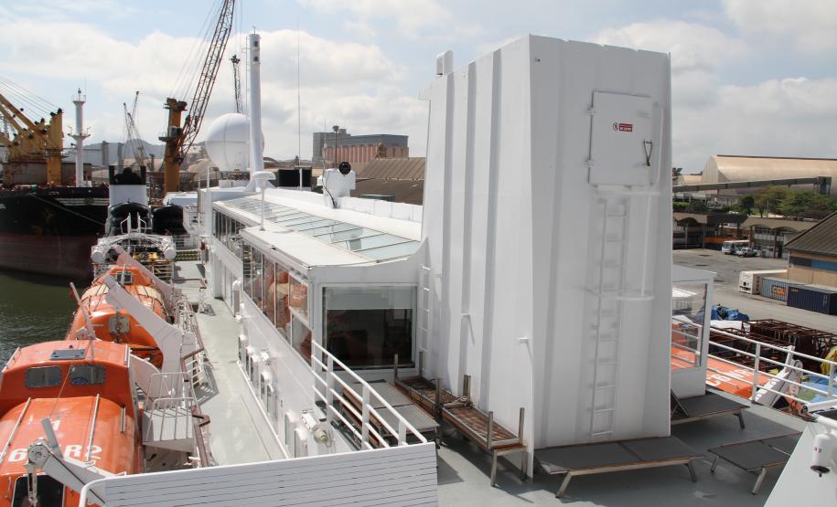O Porto de Paranaguá recebeu, neste sábado (19), o navio de expedição National Geographic Explorer. Em viagem pela costa da América do Sul, a embarcação passou o dia atracada no terminal paranaense, chegou por volta das 5h e partirá no início da noite. A maioria dos 113 passageiros desembarcou para conhecer as belezas naturais da Serra do Mar e de Guaraqueçaba. Entre os tripulantes – 98 no total -, alguns aproveitaram para conhecer Paranaguá, enquanto outros ficaram para apresentar o navio.