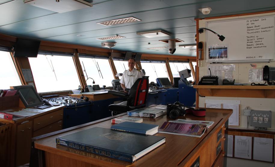 O Porto de Paranaguá recebeu, neste sábado (19), o navio de expedição National Geographic Explorer. Em viagem pela costa da América do Sul, a embarcação passou o dia atracada no terminal paranaense, chegou por volta das 5h e partirá no início da noite. A maioria dos 113 passageiros desembarcou para conhecer as belezas naturais da Serra do Mar e de Guaraqueçaba. Entre os tripulantes – 98 no total -, alguns aproveitaram para conhecer Paranaguá, enquanto outros ficaram para apresentar o navio.