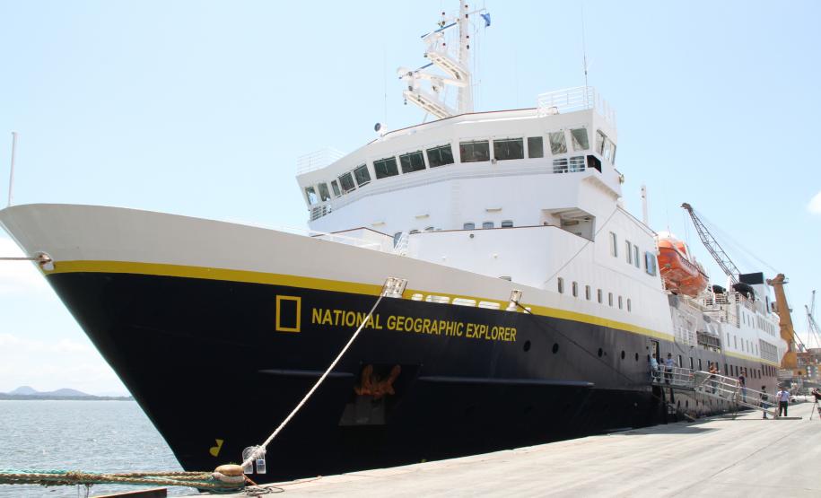 O Porto de Paranaguá recebeu, neste sábado (19), o navio de expedição National Geographic Explorer. Em viagem pela costa da América do Sul, a embarcação passou o dia atracada no terminal paranaense, chegou por volta das 5h e partirá no início da noite. A maioria dos 113 passageiros desembarcou para conhecer as belezas naturais da Serra do Mar e de Guaraqueçaba. Entre os tripulantes – 98 no total -, alguns aproveitaram para conhecer Paranaguá, enquanto outros ficaram para apresentar o navio.
