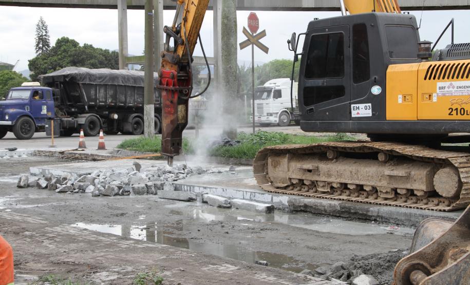 Ao todo, estão sendo investidos R$ 2,4 milhões em recursos próprios da Appa para a recuperação do concreto em 10 vias de acesso. A primeira avenida a passar por reparos é a Coronel José Lobo.