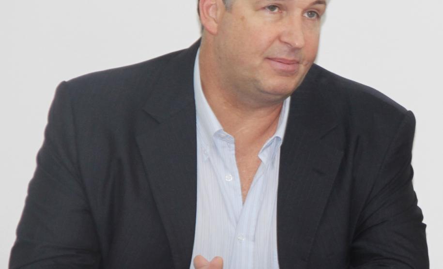 Paraná discute infraestrutura logística de armazenagem e escoamento da produção O superintendente dos portos de Paranaguá e Antonina, Luiz Henrique Dividino, participa de um ciclo de palestras que vai discutir a armazenagem e o escoamento de cargas da produção agrícola do Paraná. O evento, que ocorrerá em cinco cidades, começa nesta sexta-feira (01) por Ponta Grossa.