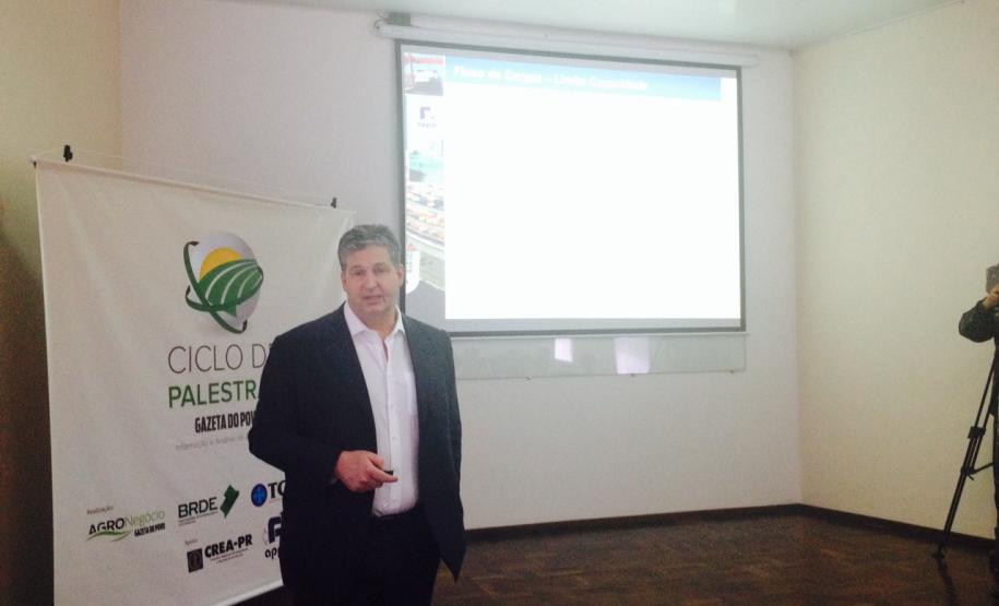 Palestra Dividino Ponta Grossa O superintendente dos portos de Paranaguá e Antonina, Luiz Henrique Dividino, participa de um ciclo de palestras que vai discutir a armazenagem e o escoamento de cargas da produção agrícola do Paraná. O evento, que ocorrerá em cinco cidades, a primeira delas foi Ponta Grossa, na manhã desta sexta-feira (01).