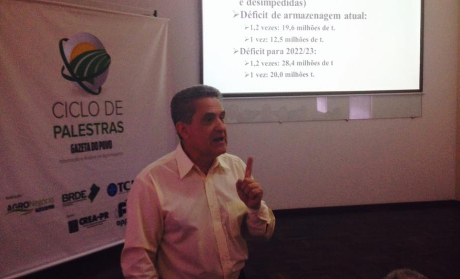 Palestra Dividino Ponta Grossa Além do superintendente, Eugênio Stefanelo, professor de pós-graduação e técnico da Companhia Nacional de Abastecimento (Conab), também palestrou no evento.