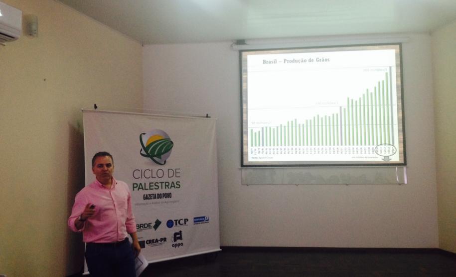 Palestra Dividino Ponta Grossa O coordenador da Expedição Safra e coordenador do Agronegócio na Gazeta do Povo, Giovani Ferreira, abriu a discussão falando da importância de se discutir o tema.