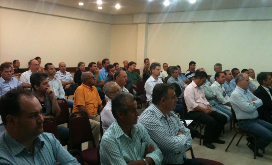 Esta semana, o Secretário de Estado de Infraestrutura e Logística, José Richa Filho, e o superintendente da Administração dos Portos de Paranaguá e Antonina (Appa), Luiz Henrique Dividino, se reuniram com o setor produtivo da região Noroeste do Paraná. Representantes do campo, da indústria e das prefeituras de Umuarama e Paranavaí receberam informações sobre o escoamento dos produtos e os projetos de expansão dos portos paranaenses.