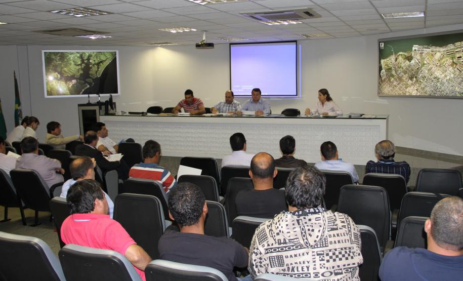 Uma comissão de trabalhadores do Bloco e vereadores de Paranaguá participou nesta manhã (08), na sede do Porto, de uma reunião para esclarecer o Termo de Ajuste de Conduta (TAC) assinado pela Appa junto ao Ministério Público do Trabalho e que obriga a Appa a deixar de contratar a categoria para a realização da limpeza da área portuária.