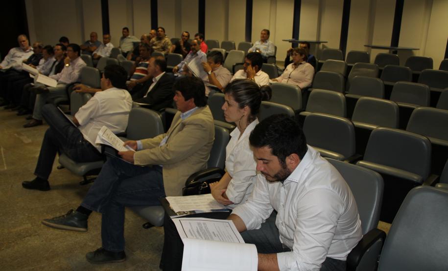 Uma comissão de trabalhadores do Bloco e vereadores de Paranaguá participou nesta manhã (08), na sede do Porto, de uma reunião para esclarecer o Termo de Ajuste de Conduta (TAC) assinado pela Appa junto ao Ministério Público do Trabalho e que obriga a Appa a deixar de contratar a categoria para a realização da limpeza da área portuária.