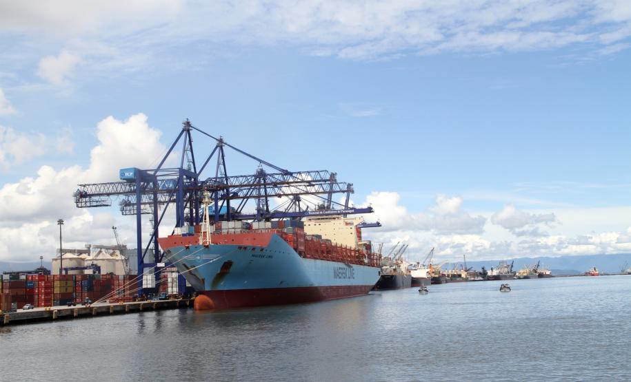 Cresce exportação de grãos por contêineres via Paranaguá Aumento também pode ser percebido na importação de fertilizantes. A agilidade no processo tem atraído mais empresas a adotarem o recebimento e envio de commodities via contêineres