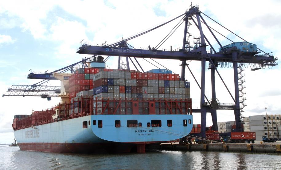 Cresce exportação de grãos por contêineres via Paranaguá Aumento também pode ser percebido na importação de fertilizantes. A agilidade no processo tem atraído mais empresas a adotarem o recebimento e envio de commodities via contêineres