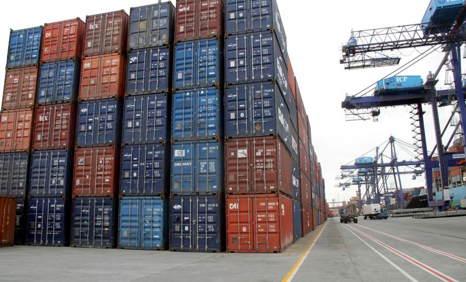 Cresce exportação de grãos por contêineres via Paranaguá Aumento também pode ser percebido na importação de fertilizantes. A agilidade no processo tem atraído mais empresas a adotarem o recebimento e envio de commodities via contêineres