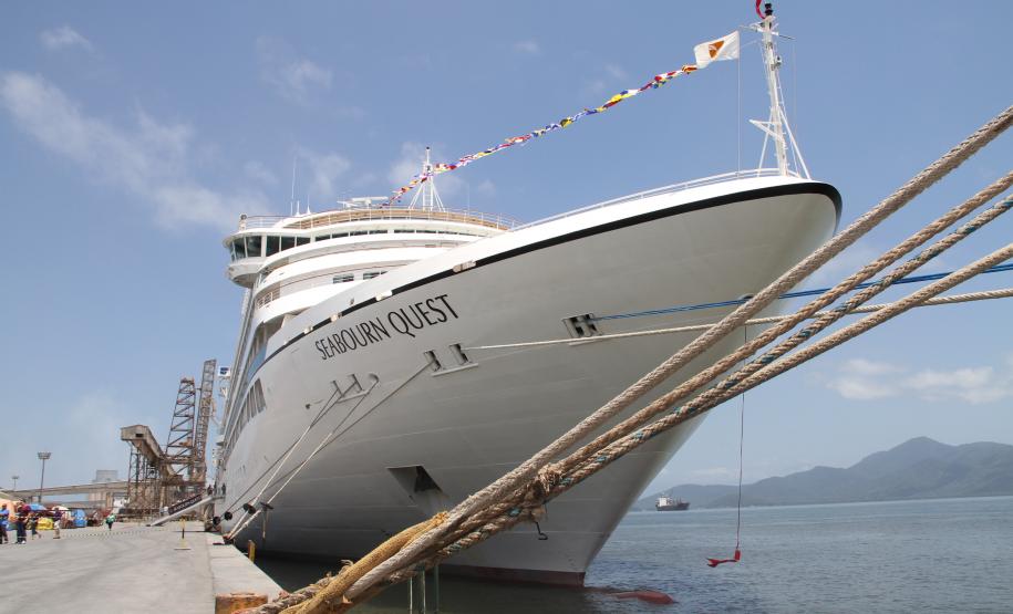 Porto de Paranaguá recebe navio com quase 500 passageiros Atracou na manhã desta sexta-feira (15), no Porto de Paranaguá, o navio de passageiros Seabourn Quest. Com 342 tripulantes e quase 500 turistas, o navio norte-americano é de alto luxo e abre oficialmente a temporada de cruzeiros no terminal paranaense