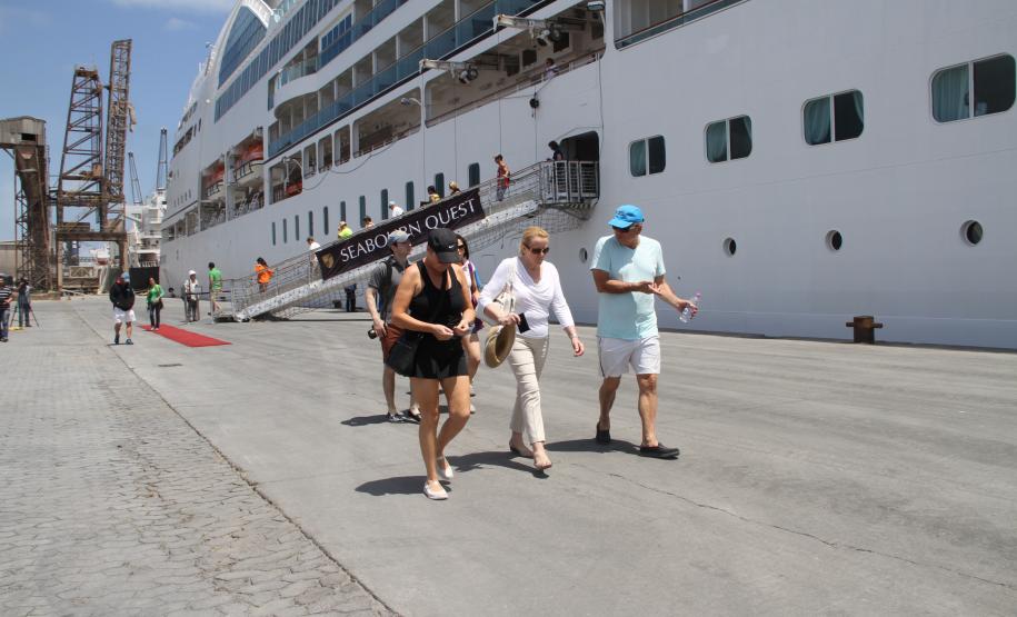 Porto de Paranaguá recebe navio com quase 500 passageiros Atracou na manhã desta sexta-feira (15), no Porto de Paranaguá, o navio de passageiros Seabourn Quest. Com 342 tripulantes e quase 500 turistas, o navio norte-americano é de alto luxo e abre oficialmente a temporada de cruzeiros no terminal paranaense