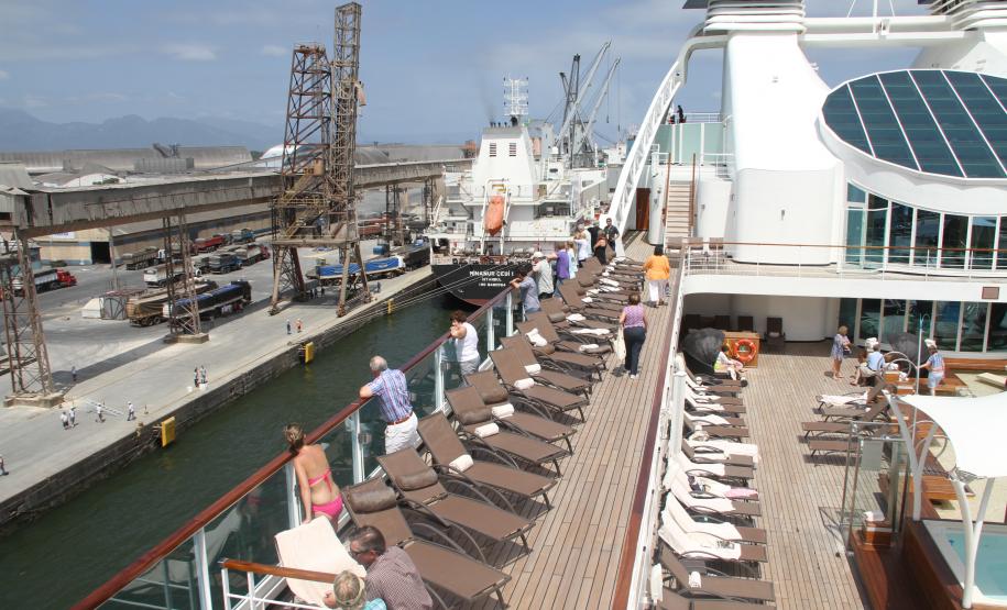 Porto de Paranaguá recebe navio com quase 500 passageiros Atracou na manhã desta sexta-feira (15), no Porto de Paranaguá, o navio de passageiros Seabourn Quest. Com 342 tripulantes e quase 500 turistas, o navio norte-americano é de alto luxo e abre oficialmente a temporada de cruzeiros no terminal paranaense
