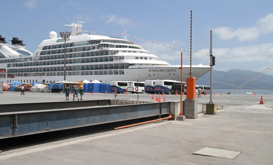 Porto de Paranaguá recebe navio com quase 500 passageiros O navio norte-americano é de alto luxo e abre oficialmente a temporada de cruzeiros no terminal paranaense. Esta é a primeira vez que a embarcação atraca em Paranaguá