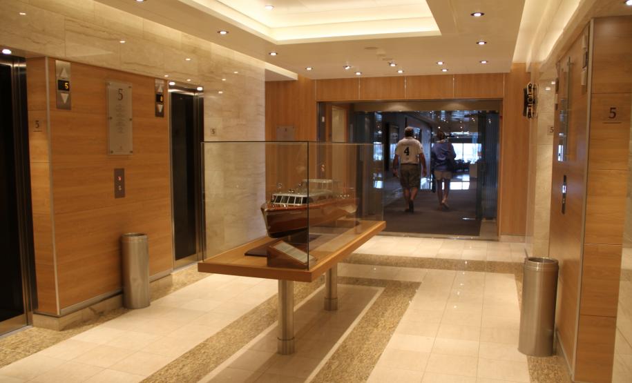 Porto de Paranaguá recebe navio com quase 500 passageiros O navio norte-americano é de alto luxo e abre oficialmente a temporada de cruzeiros no terminal paranaense. Esta é a primeira vez que a embarcação atraca em Paranaguá