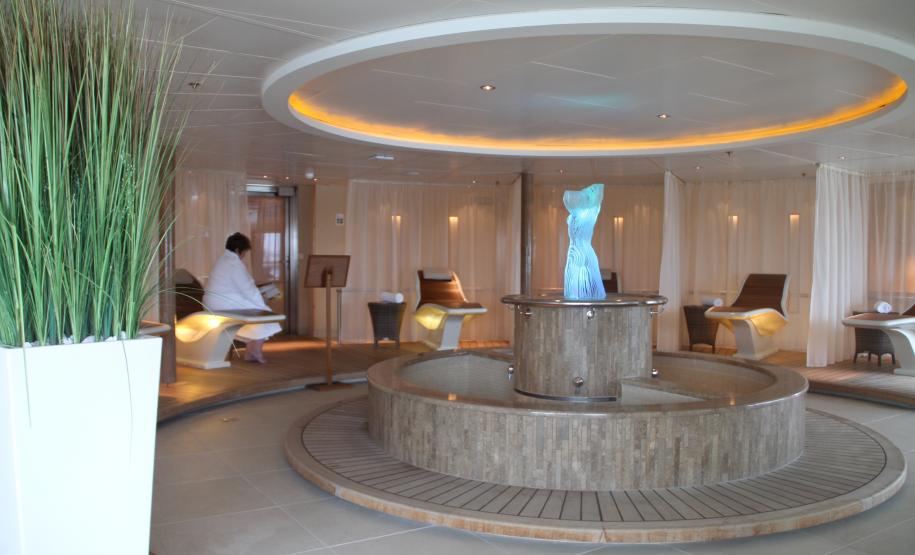 Porto de Paranaguá recebe navio com quase 500 passageiros O navio norte-americano é de alto luxo e abre oficialmente a temporada de cruzeiros no terminal paranaense. Esta é a primeira vez que a embarcação atraca em Paranaguá