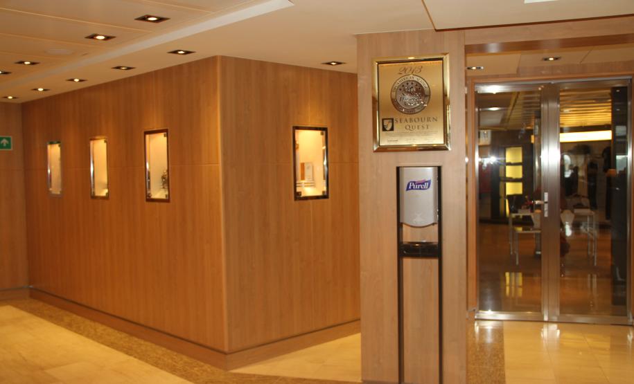 Porto de Paranaguá recebe navio com quase 500 passageiros O navio norte-americano é de alto luxo e abre oficialmente a temporada de cruzeiros no terminal paranaense. Esta é a primeira vez que a embarcação atraca em Paranaguá