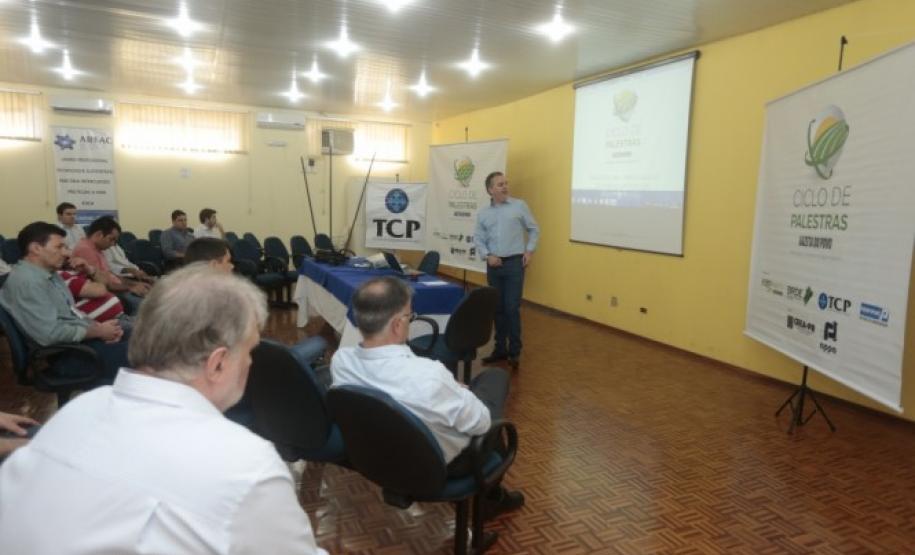 Appa participa de novo debate sobre armazenagem e escoamento de grãos Desta vez no Oeste do Estado, em Cascavel, o diretor empresarial falou sobre a infraestrutura – as melhorias e ações – dos Portos do Paraná.