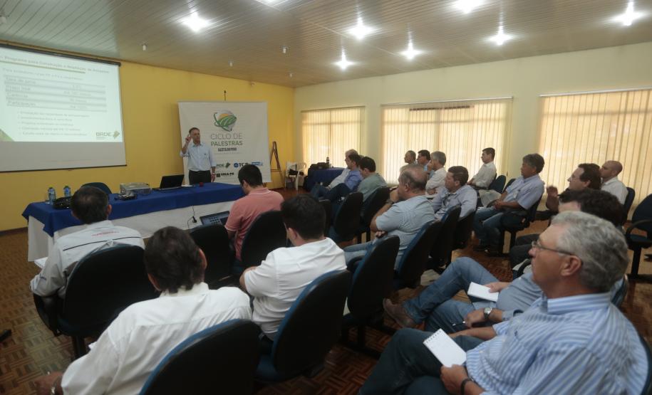 Appa participa de novo debate sobre armazenagem e escoamento de grãos Desta vez no Oeste do Estado, em Cascavel, o diretor empresarial falou sobre a infraestrutura – as melhorias e ações – dos Portos do Paraná.