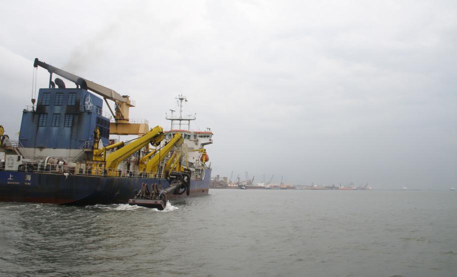 Nessa etapa inicial da obra, as dragas que trabalham são as autotransportadoras do tipo Hopper Xin Hai Niu, com capacidade de 10.000 m³, e a Sucuri, de 600 m³.