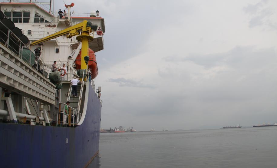 A tripulação desta draga tem 36 chineses e seis brasileiros