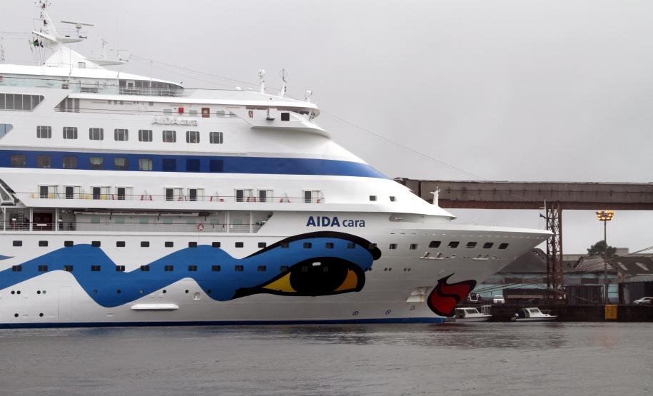 De volta ao Litoral do Paraná, o navio Aida Cara atracou no Porto Paranaguá no final da manhã desta sexta-feira (22). Com mais de 1.500 pessoas a bordo, a embarcação é a terceira de passageiros que o terminal paranaense recebe, este ano; a segunda da temporada oficial de cruzeiros.