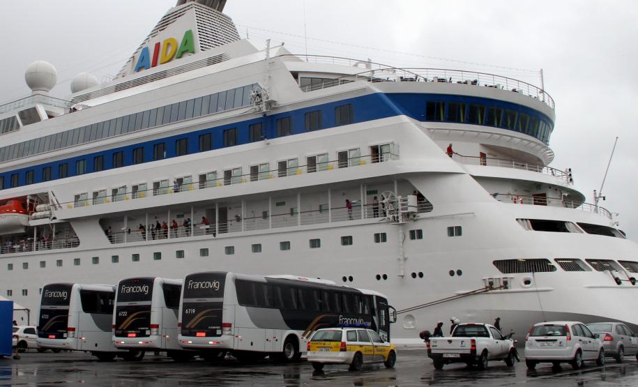 No berço 208, logo em frente ao portão principal do Porto de Paranaguá, o navio fica atracado até a noite, quando segue viagem para Buenos Aires, capital argentina.  A área de circulação das pessoas foi limpa e isolada pela equipe da Appa.