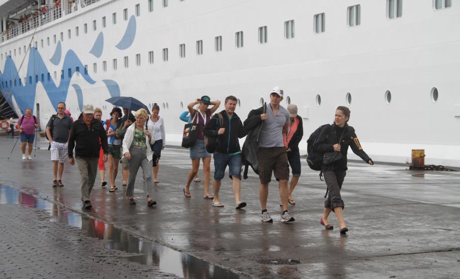 De volta ao Litoral do Paraná, o navio Aida Cara atracou no Porto Paranaguá no final da manhã desta sexta-feira (22). Com mais de 1.500 pessoas a bordo, a embarcação é a terceira de passageiros que o terminal paranaense recebe, este ano; a segunda da temporada oficial de cruzeiros.