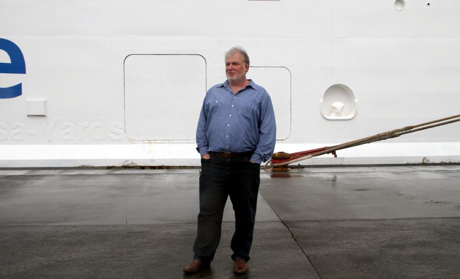 Como lembra o diretor empresarial da Administração dos Portos de Paranaguá e Antonina (Appa), Lourenço Fregonese, este é o segundo navio que o Porto recebe, em uma semana. Apesar de ainda não ter um terminal passageiro, o espaço reservado para os turistas no cais, segundo Fregonese, é bem preparado para esse fim.