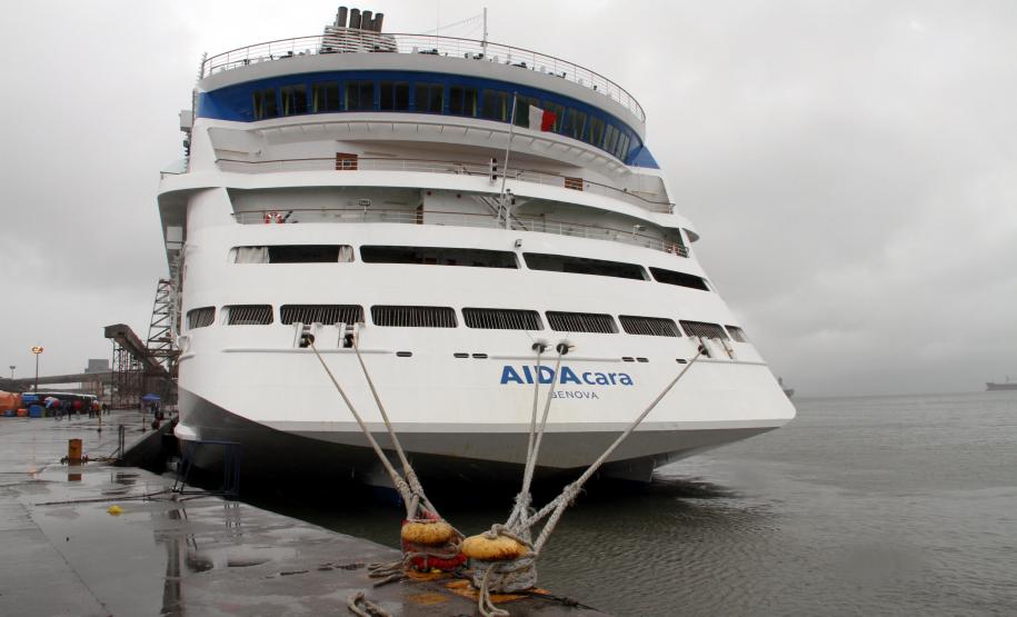 De volta ao Litoral do Paraná, o navio Aida Cara atracou no Porto Paranaguá no final da manhã desta sexta-feira (22). Com mais de 1.500 pessoas a bordo, a embarcação é a terceira de passageiros que o terminal paranaense recebe, este ano; a segunda da temporada oficial de cruzeiros.