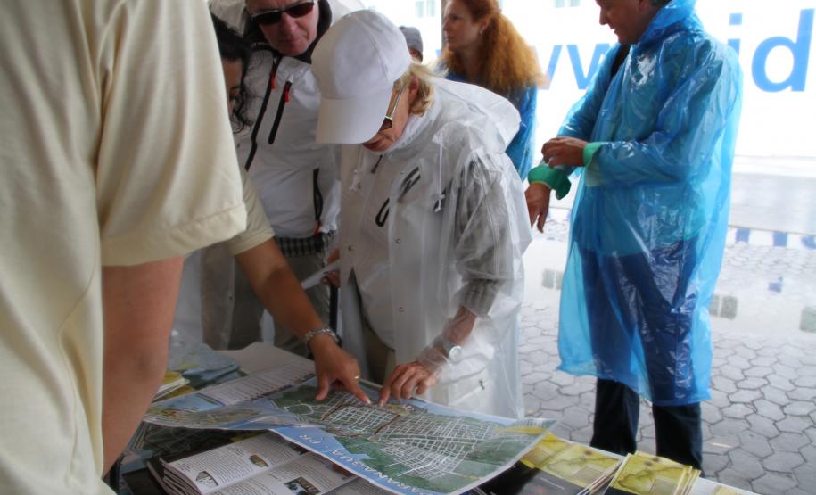 O receptivo turístico foi coordenado pelas equipes da Secretaria de Estado do Turismo (Setu), da EcoParaná, Fundação Municipal de Turismo e demais órgãos envolvidos. Na tenda montada, além de guias (aptos para falarem em inglês e alemão), roteiros e informações sobre as possibilidades de passeios na região.