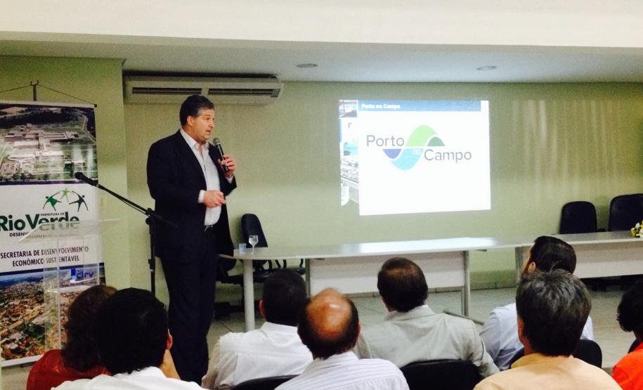 Goiás estuda ampliar uso do Porto de Paranaguá para escoamento da safra agrícola O superintendente dos portos do Paraná, Luiz Henrique Dividino, conversou com os presentes e lembrou os avanços logísticos conquistados em Paranaguá nos últimos anos.