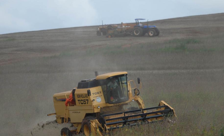 Londrina e Maringá debatem necessidades e soluções logísticas da produção agrícola Em meio à estimativa de crescimento de 7 milhões de toneladas na safra brasileira de grãos 2013/14 e de um déficit de armazenagem de aproximadamente 12,5 milhões de toneladas, no Paraná, a região Norte do Estado debate soluções para garantir o crescimento sustentável da produção