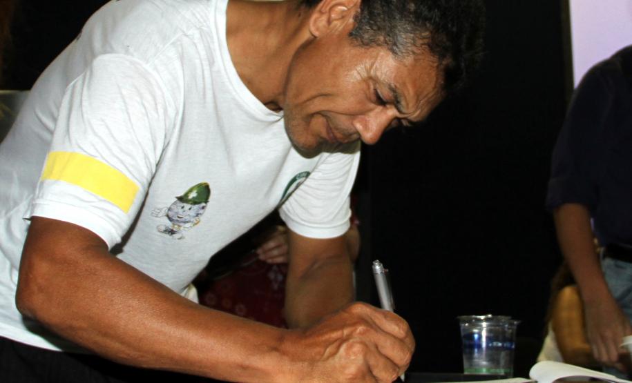 Sorteio é feito entre as 131 famílias previamente cadastradas para a definição da localização das casas no novo bairro. Com isso, estão sendo finalizadas as construções no bairro, que somam 232 moradias. Em 2014, outras 168 casas serão construídas. Na foto, Oscar da Silva Pereira, de 45 anos.