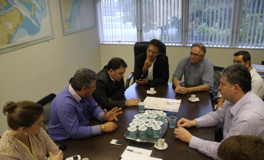 Mais duas máquinas estão em processo de contratação para a execução da limpeza. Operadores portuários passarão a ajudar no processo, cuidando das imediações de seus terminais