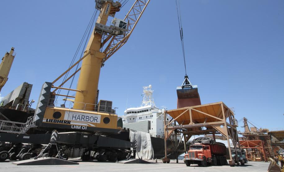 Entre as cargas importadas, os fertilizantes somaram 8,5 milhões de toneladas, registrando alta de 5% em relação ao mesmo período de 2012. Foi registrada também alta nas importações de trigo, totalizando 254,9 mil toneladas (e alta de 81% em relação a 2012).