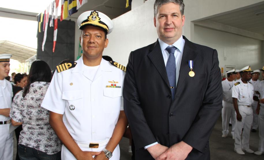 A condecoração foi entregue pelo Capitão-de-Mar-e-Guerra, Francisco Dantas de Almeida Filho, na foto com o superintendente Luiz Henrique Dividino