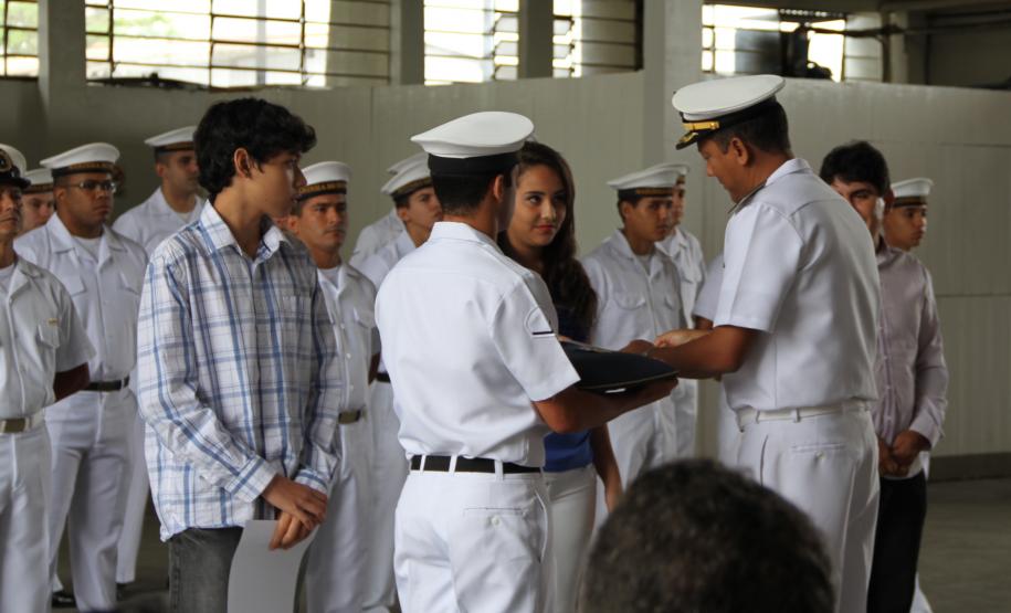 O portuário Ariosvaldo Alboitt, que também é professor, recebeu uma homenagem da Marinha em nome do Colégio Evangélico Jerusalém. Uma das alunas da escola, Natália de Almeida Freitas, ganhou o primeiro lugar no concurso.