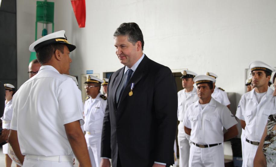 O superintendente dos portos do Paraná, Luiz Henrique Dividino, recebeu na manhã desta quinta-feira (12), em Paranaguá, a medalha de Amigo da Marinha, concedida pela Capitania dos Portos do Paraná. A condecoração foi entregue pelo Capitão-de-Mar-e-Guerra, Francisco Dantas de Almeida Filho, durante a cerimônia alusiva ao Dia do Marinheiro.