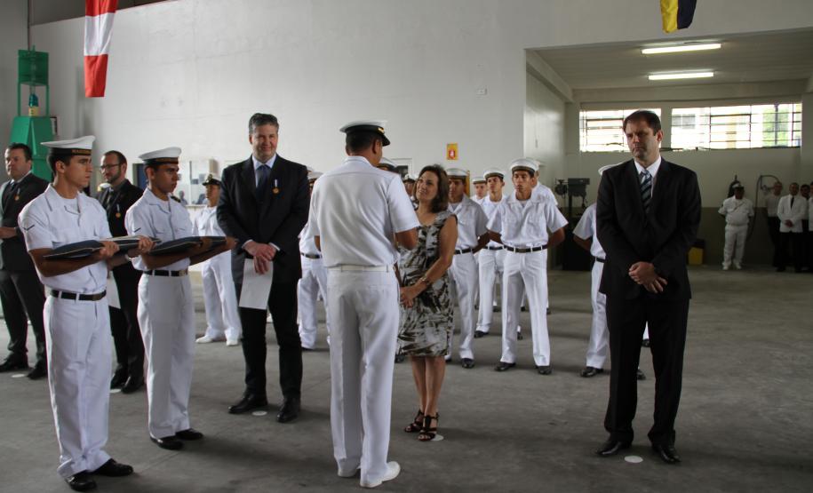 Ao todo, nove pessoas receberam a homenagem por demonstrar apreço à Marinha do Brasil e contribuir positivamente para a divulgação da imagem da instituição.
