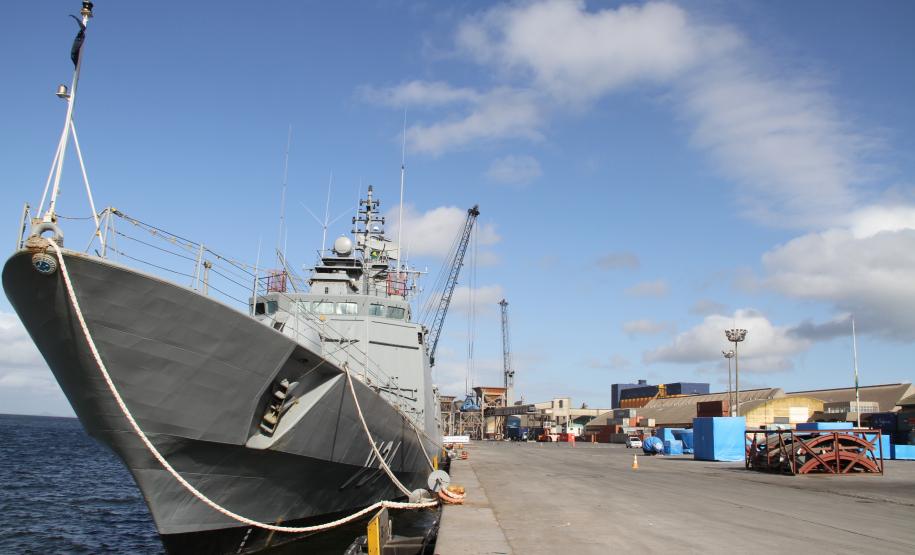 Para comemorar o Dia do Marinheiro, celebrado nesta sexta-feira (13), a Corveta Barroso, da Marinha do Brasil, estará aberta à visitação pública nos dias 14 e 15 de dezembro, das 14 horas até o pôr do sol (por volta das 20 horas), sendo os visitantes convidados a participarem do cerimonial à Bandeira Nacional. O acesso do público será pelo Portão Principal do Porto de Paranaguá.