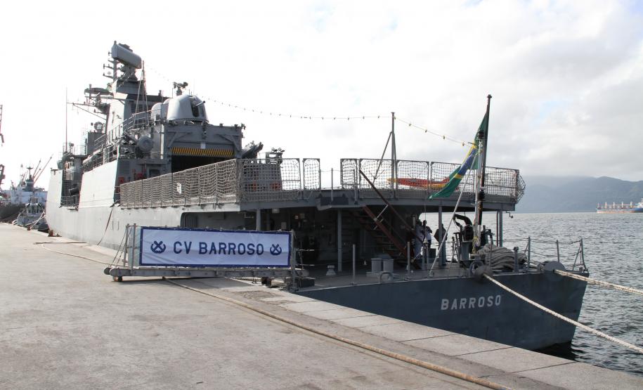 Para comemorar o Dia do Marinheiro, celebrado nesta sexta-feira (13), a Corveta Barroso, da Marinha do Brasil, estará aberta à visitação pública nos dias 14 e 15 de dezembro, das 14 horas até o pôr do sol (por volta das 20 horas), sendo os visitantes convidados a participarem do cerimonial à Bandeira Nacional. O acesso do público será pelo Portão Principal do Porto de Paranaguá.