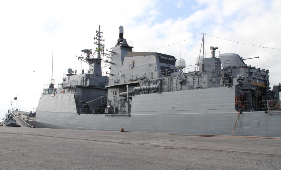 Para comemorar o Dia do Marinheiro, celebrado nesta sexta-feira (13), a Corveta Barroso, da Marinha do Brasil, estará aberta à visitação pública nos dias 14 e 15 de dezembro, das 14 horas até o pôr do sol (por volta das 20 horas), sendo os visitantes convidados a participarem do cerimonial à Bandeira Nacional. O acesso do público será pelo Portão Principal do Porto de Paranaguá.