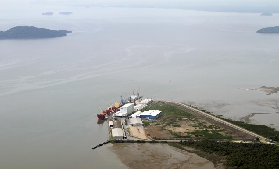 Portos do PR batem recorde na movimentação A movimentação dos Portos de Paranaguá e Antonina já superou o total de todo ano passado. Até a primeira quinzena de dezembro, em 2013, foram importadas e exportadas 44,7 milhões de toneladas de cargas. O balanço parcial foi divulgado, esta semana, pela Administração dos Portos de Paranaguá e Antonina (Appa).