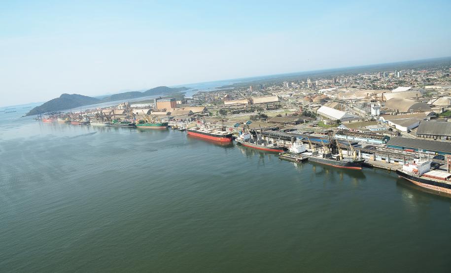 A movimentação dos Portos de Paranaguá e Antonina já superou o total de todo ano passado. Até a primeira quinzena de dezembro, em 2013, foram importadas e exportadas 44,7 milhões de toneladas de cargas. O balanço parcial foi divulgado, esta semana, pela Administração dos Portos de Paranaguá e Antonina (Appa).