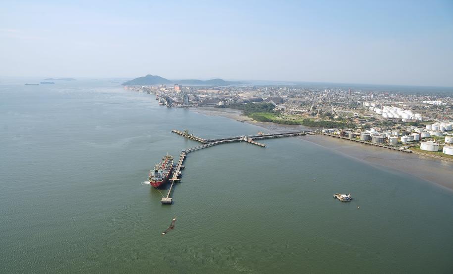 A movimentação dos Portos de Paranaguá e Antonina já superou o total de todo ano passado. Até a primeira quinzena de dezembro, em 2013, foram importadas e exportadas 44,7 milhões de toneladas de cargas. O balanço parcial foi divulgado, esta semana, pela Administração dos Portos de Paranaguá e Antonina (Appa).