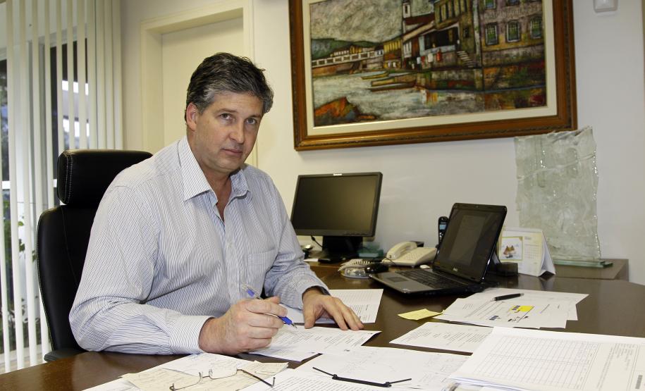 Portos do PR batem recorde na movimentação A movimentação dos Portos de Paranaguá e Antonina já superou o total de todo ano passado. Até a primeira quinzena de dezembro, em 2013, foram importadas e exportadas 44,7 milhões de toneladas de cargas. O balanço parcial foi divulgado, esta semana, pela Administração dos Portos de Paranaguá e Antonina (Appa).