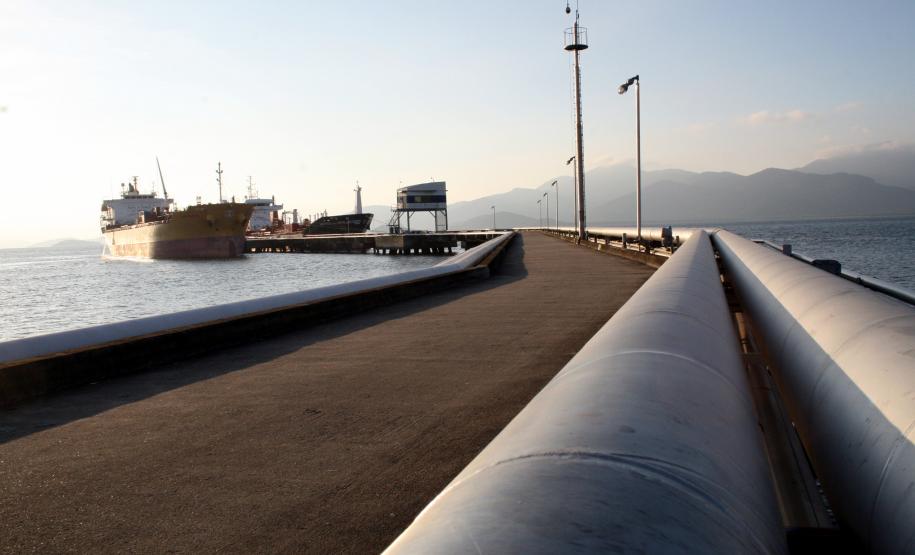 Receita Federal emite alfandegamento do terminal Público de Álcool de Paranaguá Seis anos após ter sido inaugurado, terminal poderá finalmente operar cargas. Todas as normas e exigências dos órgãos reguladores foram cumpridas pela atual administração dos portos