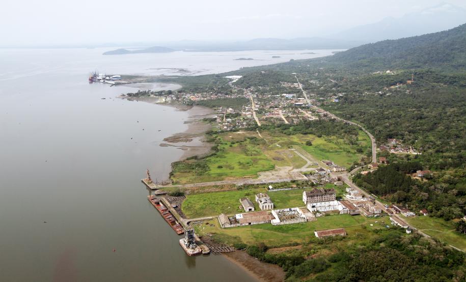 Porto de Antonina repassa mais de R$ 237 mil em ISS para o município Em 2013, o município de Antonina recolheu mais de R$ 227,5 mil em impostos provenientes do serviço de dragagem realizado no porto. Para 2014, novo repasse deve acontecer, já que o terminal será mais uma vez dragado. Além dessas obras, o Porto Barão do Teffé recebeu outras melhorias ao longo do ano. No total, foram R$ 70 milhões em investimentos. O balanço foi divulgado esta semana, pela Administração dos Portos de Paranaguá e Antonina (Appa).